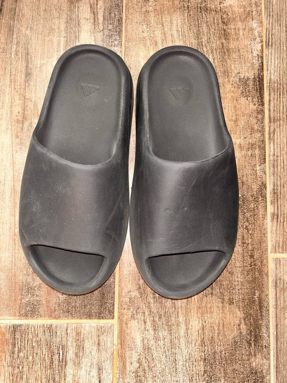 Men’s Slate Gray Adidas Yeezy Slides - Picture 3 of 8